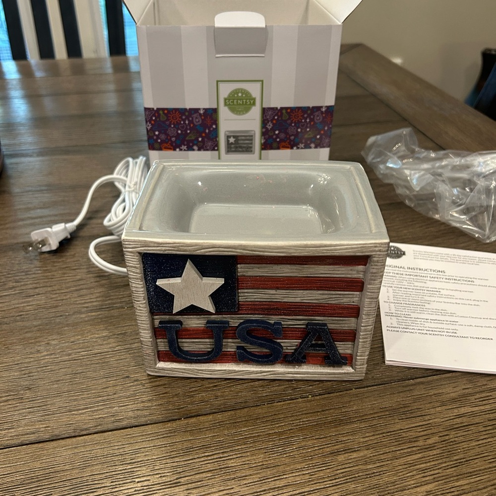 Scentsy Patriotic USA Ceramic Wax Warmer in Red, White & Blue
